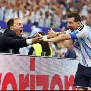 مصافحة ميسي لصحفي أرجنتيني تثير تفاعلاً واسعاً في كأس العالم 2026