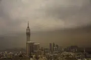 أرصاد مكة يحذر من أتربة مثارة ورياح نشطة تعيق الرؤية حتى المساء