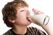الحليب لا يسبب هشاشة العظام والأطباء يؤكدون فوائده