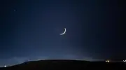 اقتران القمر بنجم قلب الأسد يزيّن سماء الحدود الشمالية