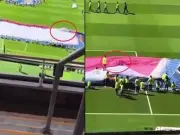 منظم عالق داخل العلم التشيكي قبل مباراة التشيك وكوريا في كأس العالم 2026