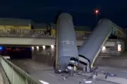 مقتل شخص في تصادم قطاري شحن على جسر بميونيخ وسقوط عربتين
