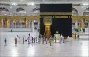 الاستعداد لغسل الكعبة المشرفة في الخامس عشر من محرم بماء زمزم والورد