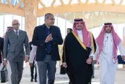 أمير القصيم يوجه بتشكيل فريق عمل لدراسة أوضاع العمالة المخالفة
