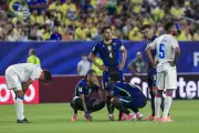 إصابة رافينيا في أوتار الركبة لكن البرازيل تأمل في عودته للمونديال