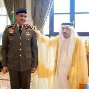 أمير الرياض يقلد قائد القوة الخاصة بأمن قصر الحكم رتبته الجديدة