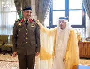 أمير الرياض يقلد قائد ومساعد قائد القوة الخاصة بأمن قصر الحكم رتبة عميد