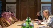 وزير الخارجية يبحث مع نظيرته النمساوية تعزيز العلاقات والتعاون المشترك