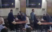 بالفيديو: الرئيس السوري ووزير الخارجية يتناولان الشاورما في مطعم شعبي بدمشق