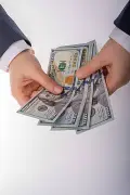 ماذا يفعل السياح الأغنياء في أول 3 ساعات من وصولهم إلى الفندق؟