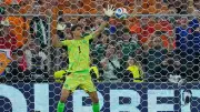 ياسين بونو يحطم رقمًا تاريخيًا في كأس العالم بعد التصدي لـ6 ركلات ترجيحية