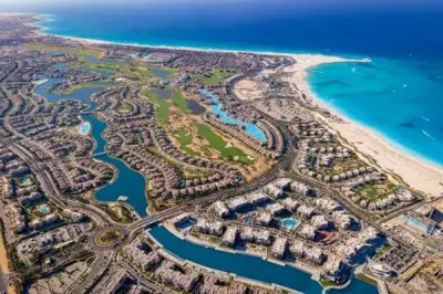 اكتشاف 18 مقبرة وألسنة ذهبية تحت شواطئ الساحل الشمالي بمصر