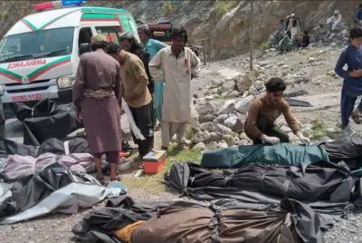 مقتل 40 شخصاً في حادث سقوط حافلة بمنحدر شمال غرب باكستان