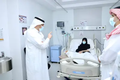 أمير عسير يتفقد مصابي حادث الألعاب الترفيهية في أبها ويؤكد عدم التسامح مع الإهمال