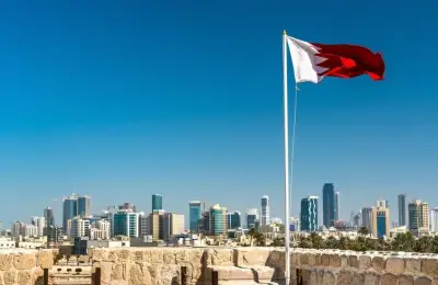البحرين تعلن اعتراض صواريخ ومسيرات إيرانية وتحذر المدنيين