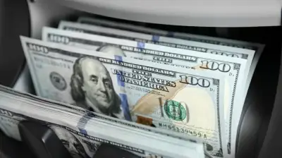 الدولار يحافظ على أعلى مستوياته الأسبوعية أمام العملات الرئيسية