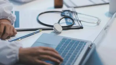التحقيق مع طبيب مصري بعد ادعاء علاج السكري بالخلايا الجذعية