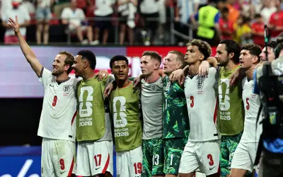 إنجلترا تكسر عقدة 60 عاماً وتفوز على الكونغو 2-1 في كأس العالم