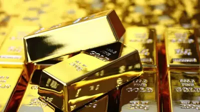 تباين أسعار الذهب: ارتفاع فوري وتراجع العقود الآجلة