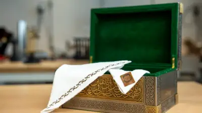 300 ساعة و50 يوماً.. أنامل ذهبية سعودية تصنع أدوات غسل الكعبة