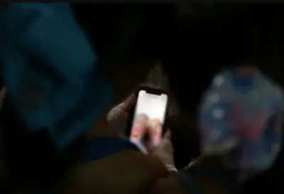 استشاري جلدية يحذر من فجوة نفسية بسبب فلاتر التواصل