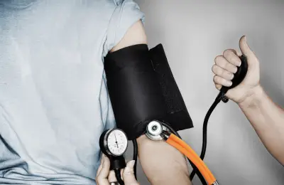 برودة المنزل ترفع ضغط الدم.. دراسة تكشف تأثيراً غير متوقع