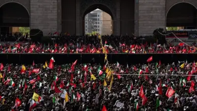 حشود في طهران لبدء مراسم جنازة خامنئي لمدة أسبوع