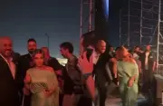 أصالة تقبل يد زوجها فائق حسن على المسرح وتفجر التفاعل
