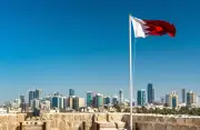 البحرين تعلن اعتراض صواريخ ومسيرات إيرانية وتحذر المدنيين