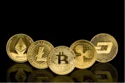 بيتكوين تهبط إلى 63,903 دولارات وإيثيريم يرتفع في سوق متباين