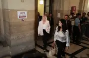 القضاء الفرنسي يسمح للوبان بخوض انتخابات الرئاسة رغم الإدانة