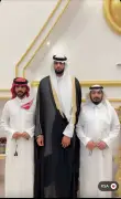 عريس بطول مترين وعشرة سنتيمترات يلفت الأنظار في حفل زفاف بحائل