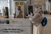 هيئة الحرمين توزع المظلات لتخفيف الحرارة عن ضيوف الرحمن في المسجد الحرام
