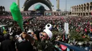 إيران تبدأ مراسم تشييع خامنئي لمدة 6 أيام وسط تحذيرات بشأن مضيق هرمز
