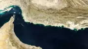 إيران تغلق مضيق هرمز وتطلق ناراً تحذيرياً على سفينة تجارية