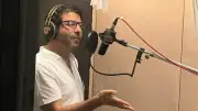 إياد نصار يعود للإذاعة بمسلسل «ظل الساعي» بالتعاون مع التضامن الاجتماعي