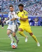 ميسي يحتضن حارس الرأس الأخضر ويشيد بأدائه في كأس العالم 2026