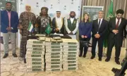 مركز الملك سلمان يسلم 25 طن تمور هدية للسيراليون