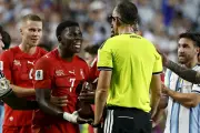 طرد إمبولو يثير غضب سويسرا بعد الخسارة من الأرجنتين في كأس العالم