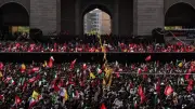 حشود في طهران لبدء مراسم جنازة خامنئي لمدة أسبوع